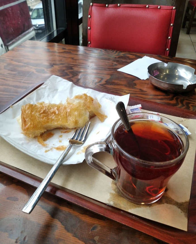 Çayın yanına börek de söyledim, millet para nasıl ezilirmiş görsün değil mi?
