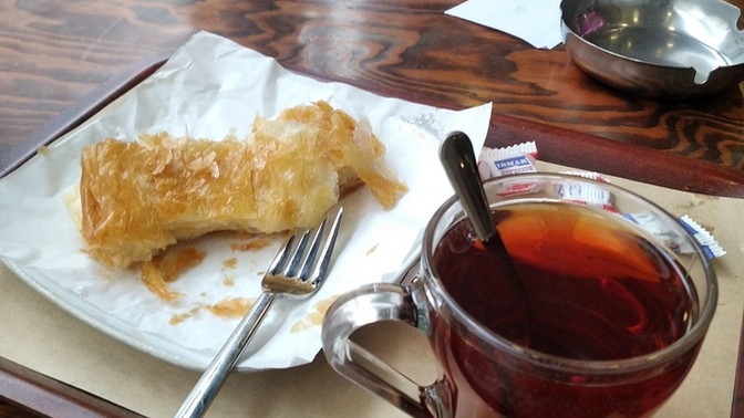 Çayın yanına börek de söyledim, millet para nasıl ezilirmiş görsün değil mi?