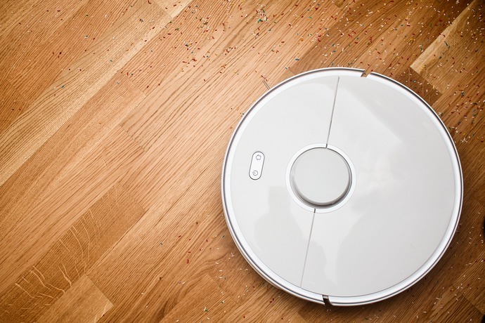 Robot süpürge çalışan kadının eli ayağı mıdır?