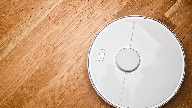 Robot süpürge çalışan kadının eli ayağı mıdır?