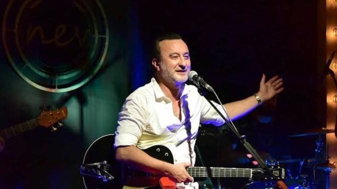 Sahneye sarhoş çıktığı iddia edilen şarkıcı Nev’e seyircilerden "Sahneden in" tepkisi geldi! Sizce tepkilerinde haklılar mı?
