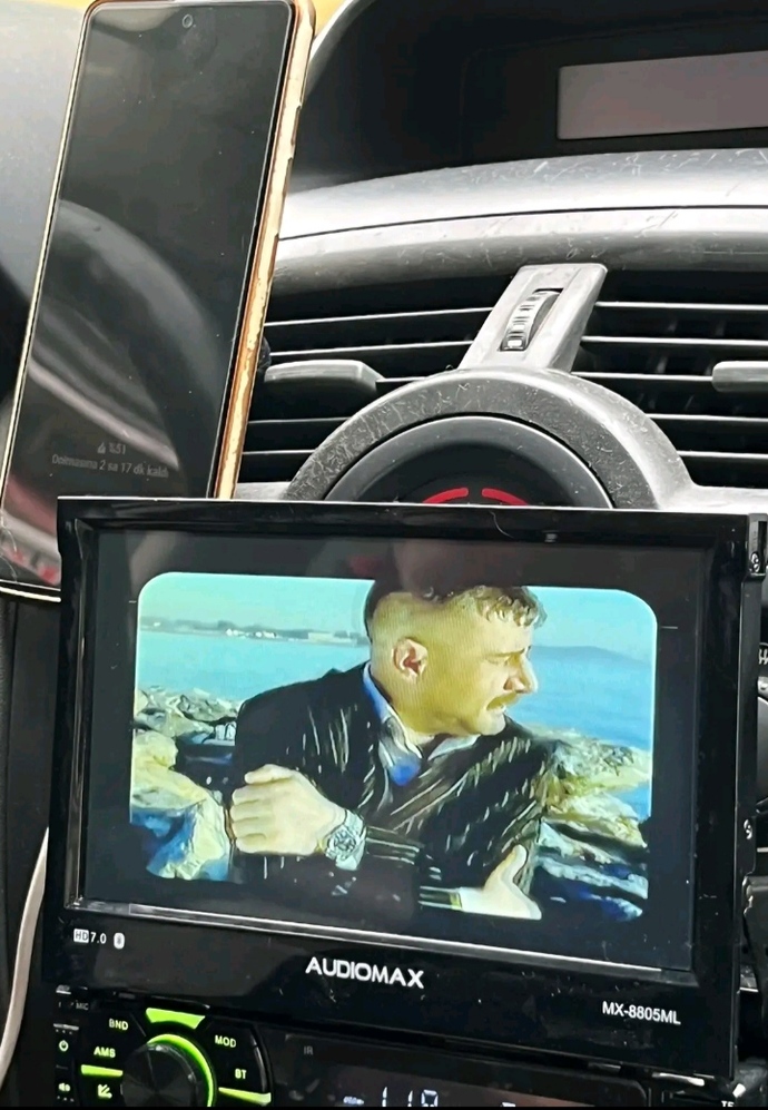 Gün içinde sürekli dinlediğiniz müzik var mı?