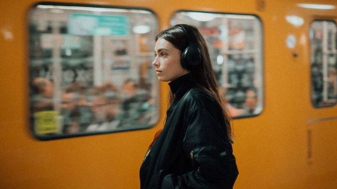 Gün içinde sürekli dinlediğiniz müzik var mı?