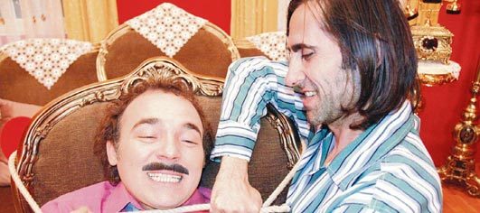 Dünya ikiye ayrılsa; sen akıllılardan mı olursun, delilerden mi?