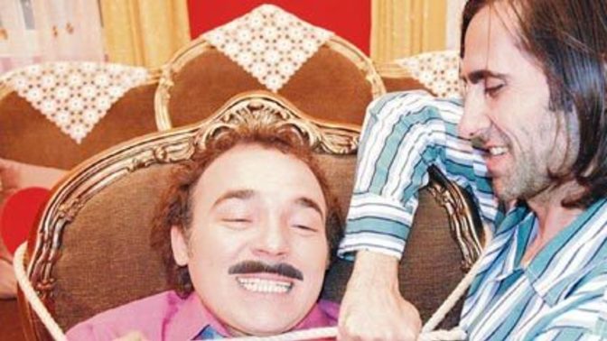 Dünya ikiye ayrılsa; sen akıllılardan mı olursun, delilerden mi?