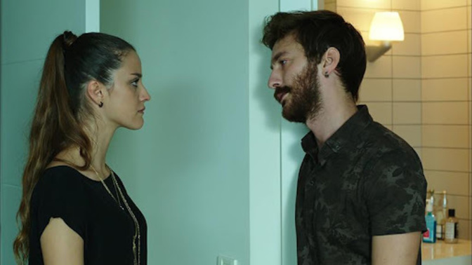 Arkadaşıma açıldım reddetti. Şimdi konuşmuyoruz. Ama ortamdayken üzgün göndermeli şarkılar açıyor. Sizce konuşmalı mıyım?
