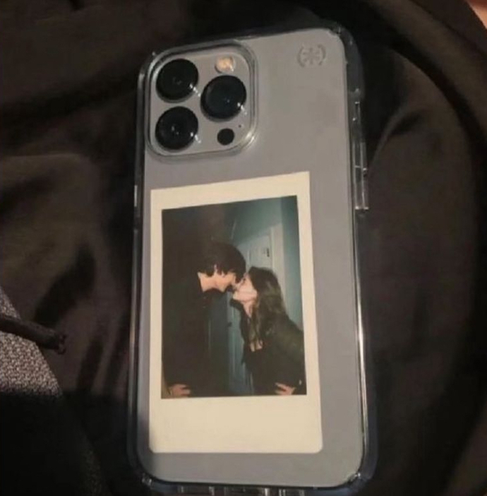 Telefon kılıfına sevdiğin kişinin fotoğrafını koymak romantik mi sizce?