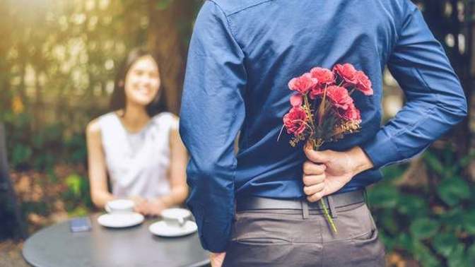 İlk buluşmada çiçek almak  saçma değil mi?
