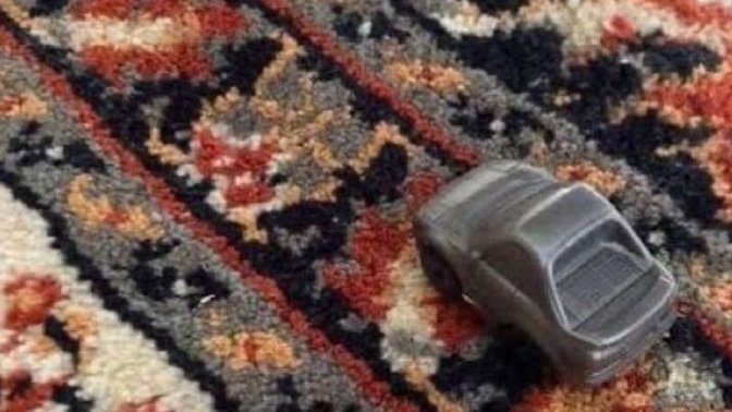 Halı deseninde oyuncak araba sürmek zevkli değil mi?