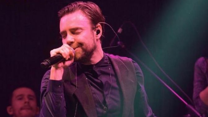 Dinlemeyi bırakamadığınız pop sanatçı var mı?