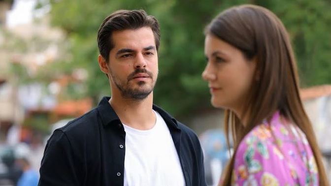 Uzaktan sevmek aşkların en güzeli mi?