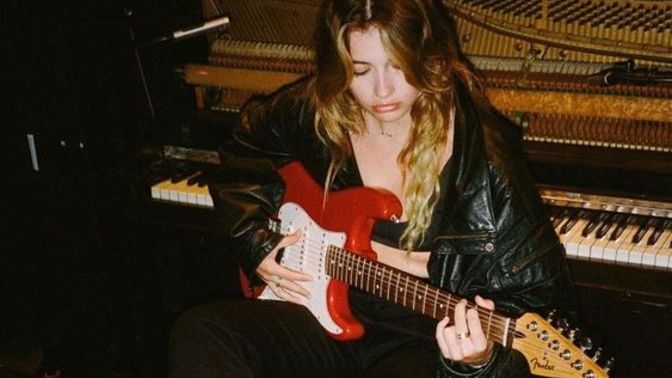 20 yaşında elektro gitar öğrenmeye başlarsam, ne zaman sahne alabilecek düzeye gelebilirim?