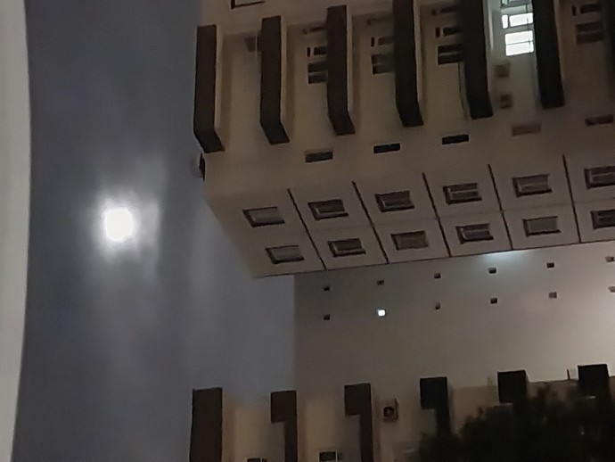 Ay aşırı bulanık gözüküyor sizce tekrar büyük deprem olur mu?