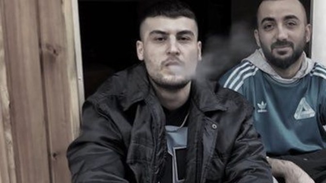 Yanları kesip üstü bırakan / elinde tespih olan tipleri toplayıp çalışma kampına göndermek mümkün mü?