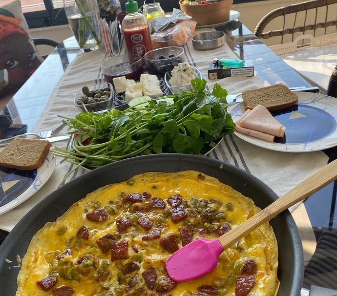Akşamları yemek yapmak mı yoksa kahvaltılık birşeyler yemek mi sana daha cazip geliyor?