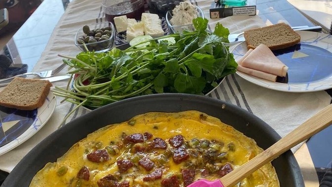 Akşamları yemek yapmak mı yoksa kahvaltılık birşeyler yemek mi sana daha cazip geliyor?