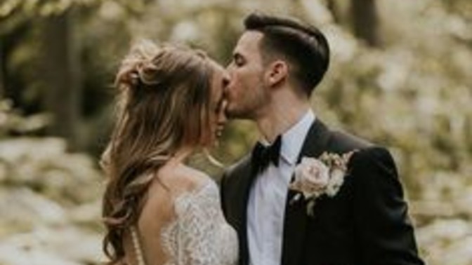 Evli çiftlerin anne babasının yanında eşlerine aşk ifadeleriyle hitap etmeleri uygun mudur?