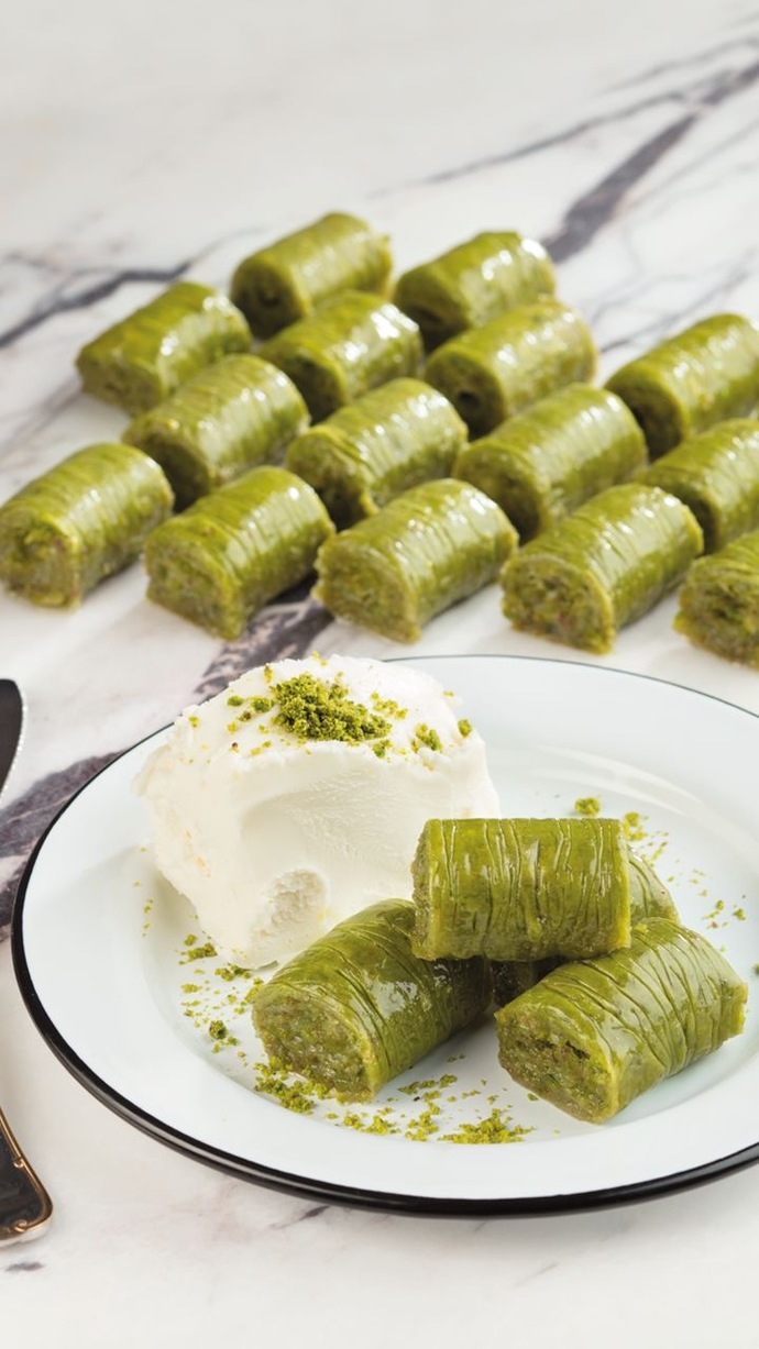 İkisinden birini yemek istesen, sufle mi yoksa fıstık sarma mı tercih edersin?
