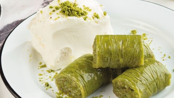 İkisinden birini yemek istesen, sufle mi yoksa fıstık sarma mı tercih edersin?