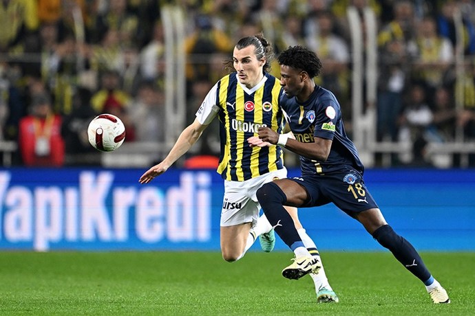 Fenerbahçe 2 - Kasımpaşa 1... Kadıköyde kara gece! Bu kadar ucuz bir penaltıyla Fenerbahçe yarışta tutuldu! Ne düşünüyorsunuz?