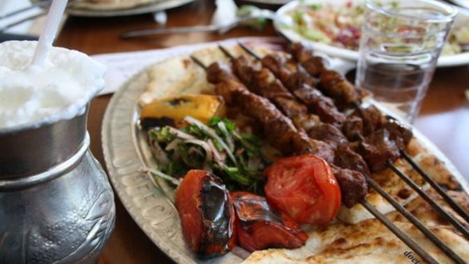 Et şiş mi yoksa ciğer şiş mi daha lezzetli?