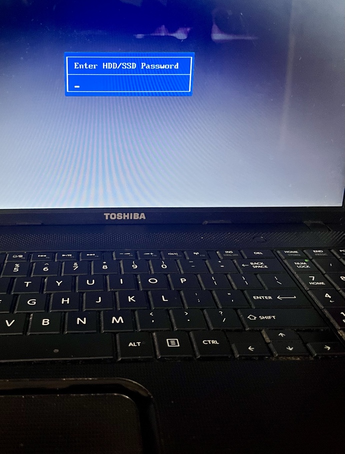 Toshiba laptop bayadır kullanmıyorum şimdi açtım şifre istiyor?