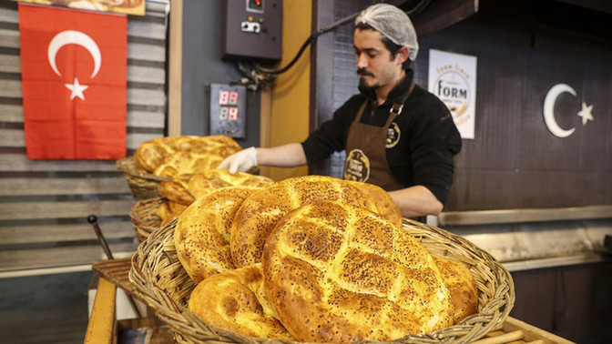 İstanbul ve  Ankara'da Ramazan pidesinin 2024 fiyatları belli oldu. 250 gramı 15 liradan satılacak olan pidenin fiyatını nasıl buldunuz?