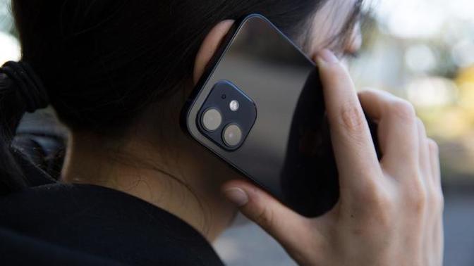 İlk telefon konuşmasında telefonu kapatırken "öptüm seni" dedi normal mi?