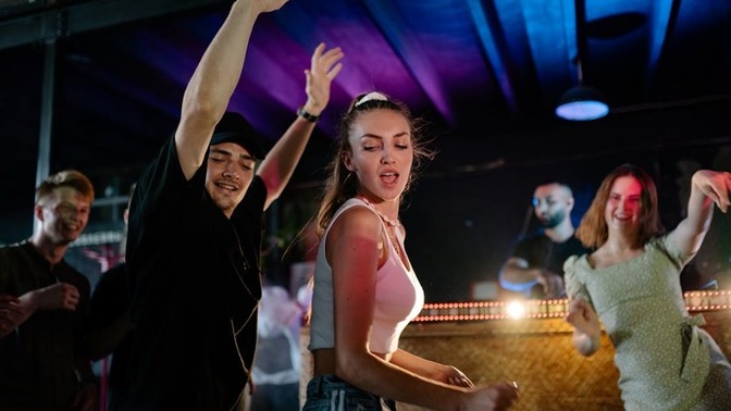 Gece eğlenmek için hangi tür mekanlar tavsiye edersiniz?