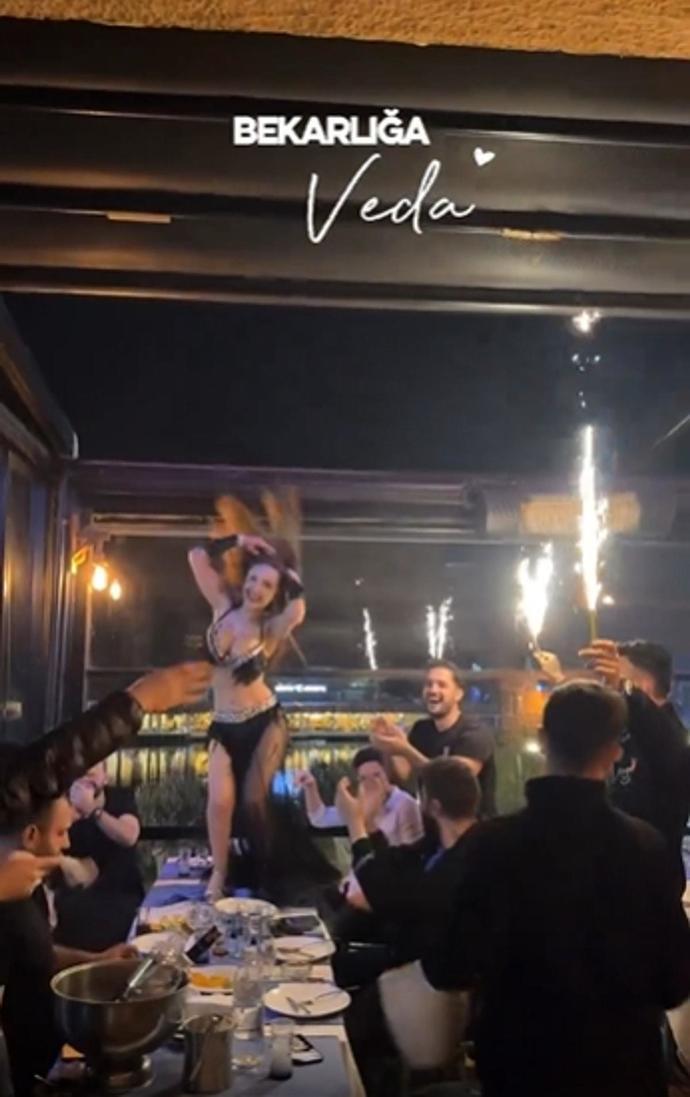 Sosyal medyada popüler olan dansözlü bekarlığa veda partisi izleyenleri ikiye böldü. Sizce dansöz çağırmak abartı mı?