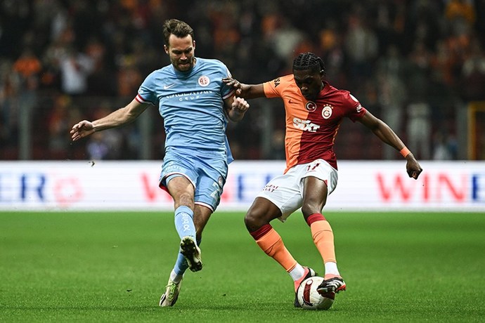 Galatasaray 2 - 1 Antalyaspor . Rams Parkta yine rezalet bir hakem ve rezil var hakemleri! Maçı nasıl buldunuz?