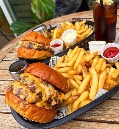 Patates kızartmasının yanına pizza mı yoksa hamburger mi yakışır?