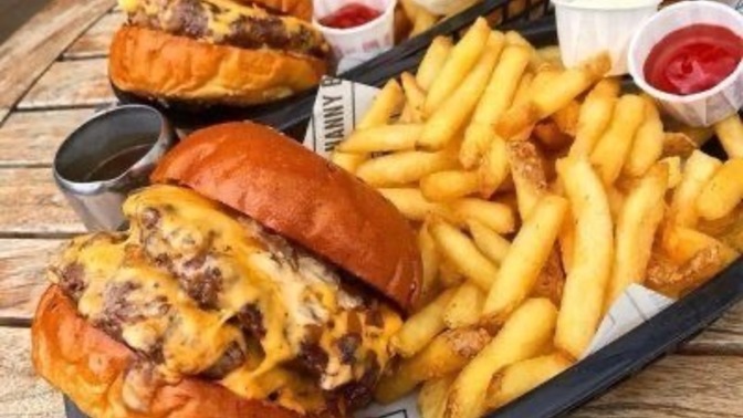 Patates kızartmasının yanına pizza mı yoksa hamburger mi yakışır?