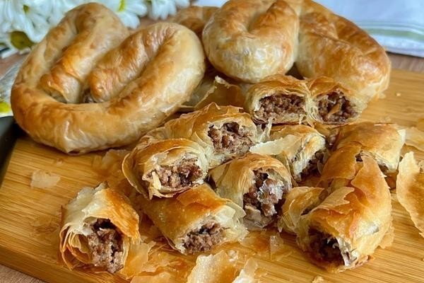 Doyurucu bir kahvaltı için, yulaf ezmesi mi kıymalı börek mi?