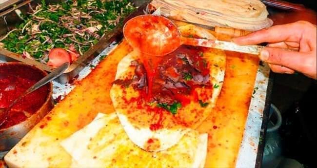 Tavuk dürüm soslu mu daha lezzetli, sossuz mu?