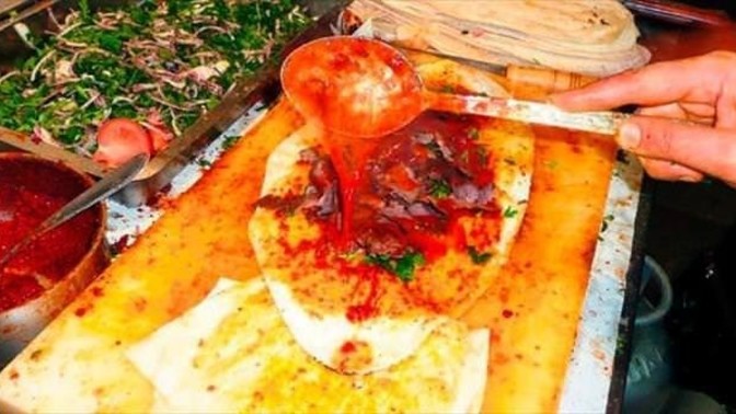 Tavuk dürüm soslu mu daha lezzetli, sossuz mu?