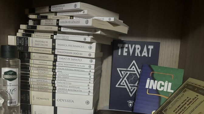 Açılışı hangi kitap ve yazarla yaptınız?