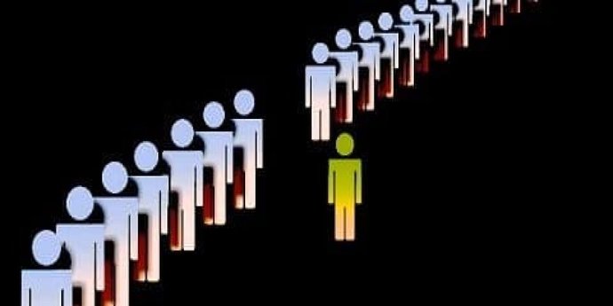 Zengin olup yalnız olmayı mı tercih edersin yoksa fakir olup seni sevenler ile yaşamayı mı?