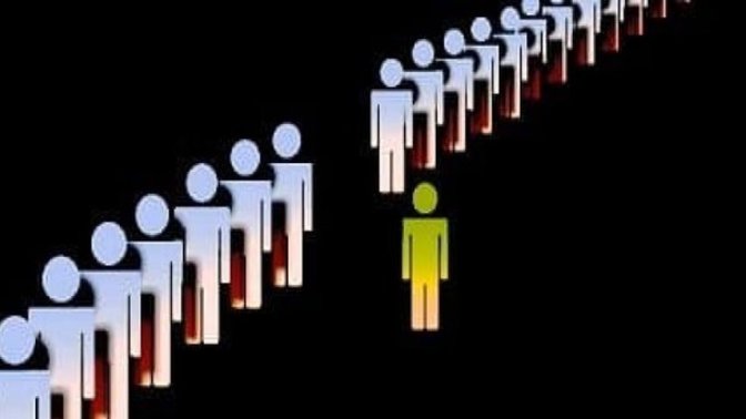 Zengin olup yalnız olmayı mı tercih edersin yoksa fakir olup seni sevenler ile yaşamayı mı?