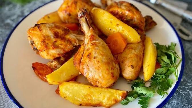 Fırında tavuk patatesli mi, sade mi olur?