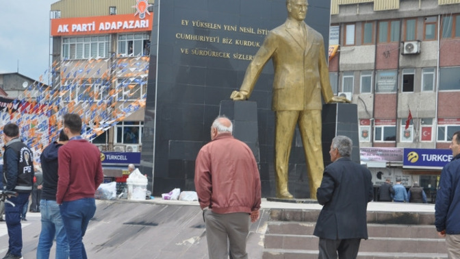 Sakarya'da bir şahıs, Atatürk heykeline balta ile saldırmış. Böylelerin derdi ne olabilir?
