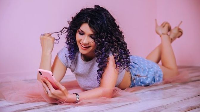 Aşırı sosyal medya kullanımı, karşı cinse olan güveni sarsar mı?