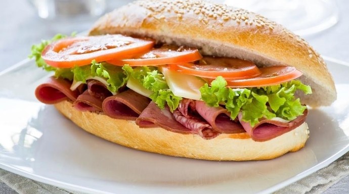 Hem pratik hem lezzetli bir kahvaltı için sandviç mi yoksa tost mu?
