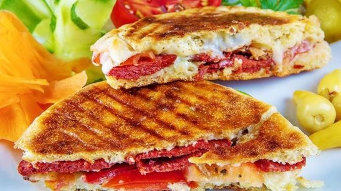 Hem pratik hem lezzetli bir kahvaltı için sandviç mi yoksa tost mu?