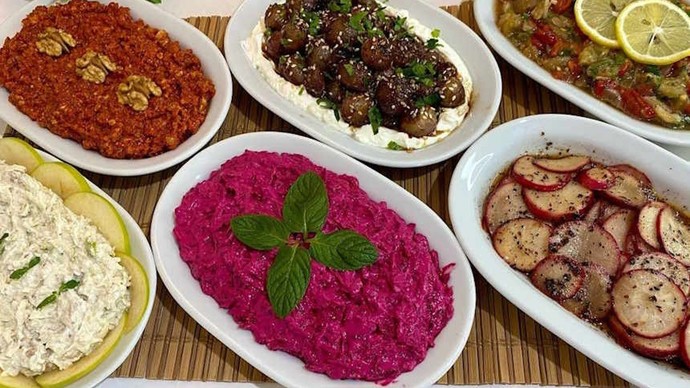 Akşam yemeklerinize hangi mezeler eşlik eder?