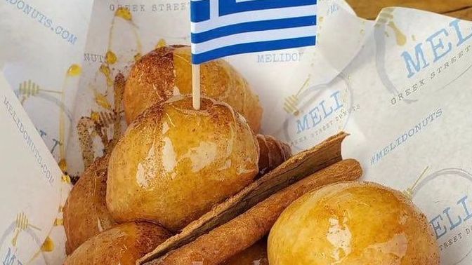 Amerika’da bir Yunan mutfağı restoranı, Türk tatlısı olan lokmayı “Lokoumades” olarak uyarlamış. Bu çekişme biter mi?