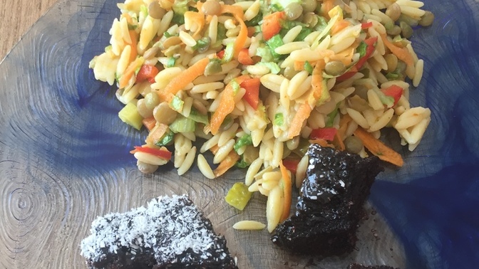 Lezzetler yarışıyor! Şehriye salatası mı, yeşil mercimek salatası mı?