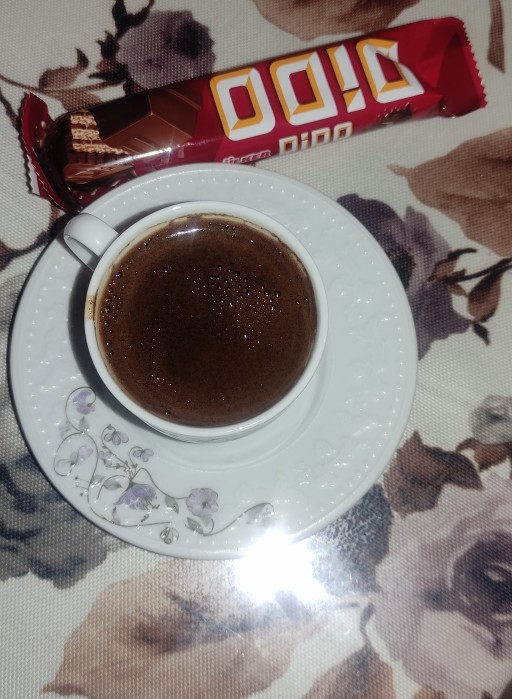 Akşam kahvesini dışarda içmek mi daha keyifli, evde içmek mi?