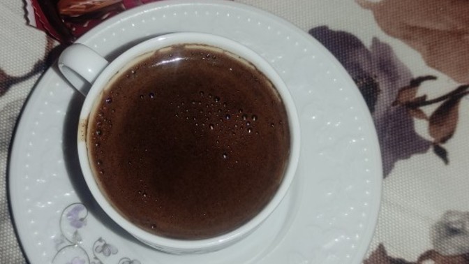 Akşam kahvesini dışarda içmek mi daha keyifli, evde içmek mi?