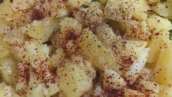 Patates salatasını sade mi, bol sebzeli mi seversin?
